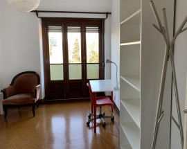 Quarto espacoso com varanda junto a Universidade NOVA