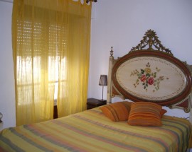 Quarto com cama de casal no Estoril