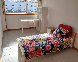 Quarto espacoso a 150 m do Pingo Doce e 10 min Universidade