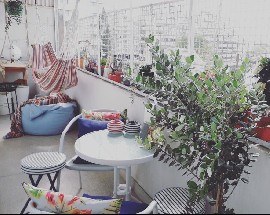 Estudante feminina quarto individual ao Parque da Cidade