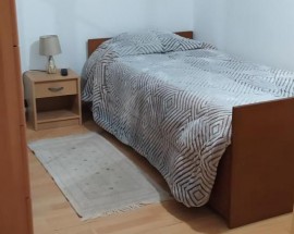 Quarto individual varanda serventia toda a casa em Almada