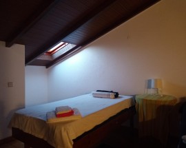 Quarto num sotao amplo em Carnaxide