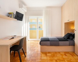 Quarto individual com wc privativo e varanda em Leiria