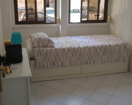 Quarto na Amadora proximo ao Metro e estacao da CP