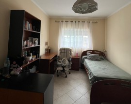 Alugo quarto a rapariga em Gambelas