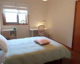 Quartos individuais WC privativo junto ao BragaParque