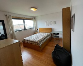 Arrendo quarto a rapariga estudante universitaria