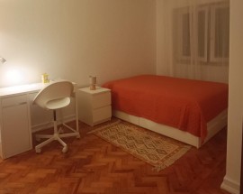 Quarto a menina estudante em Castelo Branco