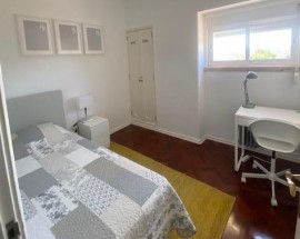 Quarto numa moradia familiar em Pero Pinheiro para Senhora