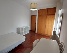 Quarto na rua Eca de Queiroz SJEstoril