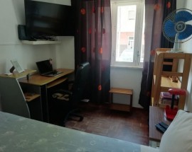 Quarto a estudante na Amadora Carenque