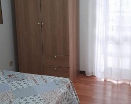 Quarto com serventia da casa a jovem estudante em Almada