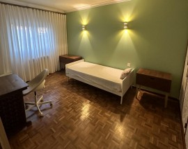 Alugo quarto a rapariga nas Gambelas 5 min a pe da UALG