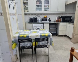 Quarto em Benfica com limpeza partes comuns Metro linha Azul