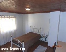 Alugo quarto com wc privada a rapariga junto MacDonald