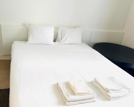 Quarto amplo com varandim Lisboa CHIADO