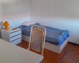 Alugo quarto perto Universidade do Monte da Caparica