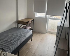 Quarto de estudante a menina perto do IPG