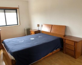Quarto espacoso em T2 em Telheiras