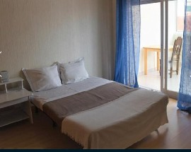 Quarto espacoso com wc privado e varanda em Carcavelos