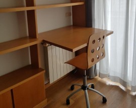 Quarto individual a menina estudante em Matosinhos Sul