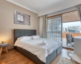 Quarto com cama casal zona Hospital Sao Joao e Universidades