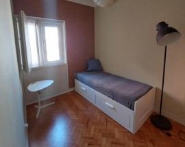 Quarto com WC privativo Alges Estacao