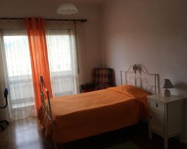 Quarto a menina trabalhadora em Leiria