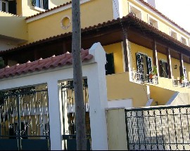Quarto em moradia com patio a 5m da Pontinha