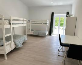 Quarto individual com cama de casal em Oeiras