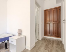 Arrendo suite casa de banho privada e roupeiro embutido