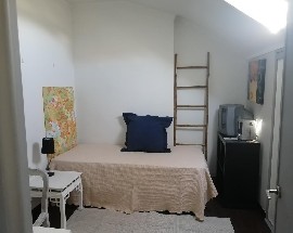 Quarto em ambiente familiar junto ao Colombo