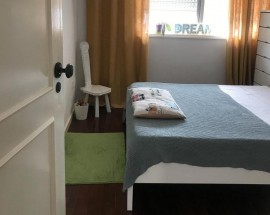 Quarto com cama de casal na Maia