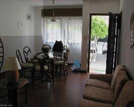 Moradia T2 duplex na Vila Lusitano aluga se